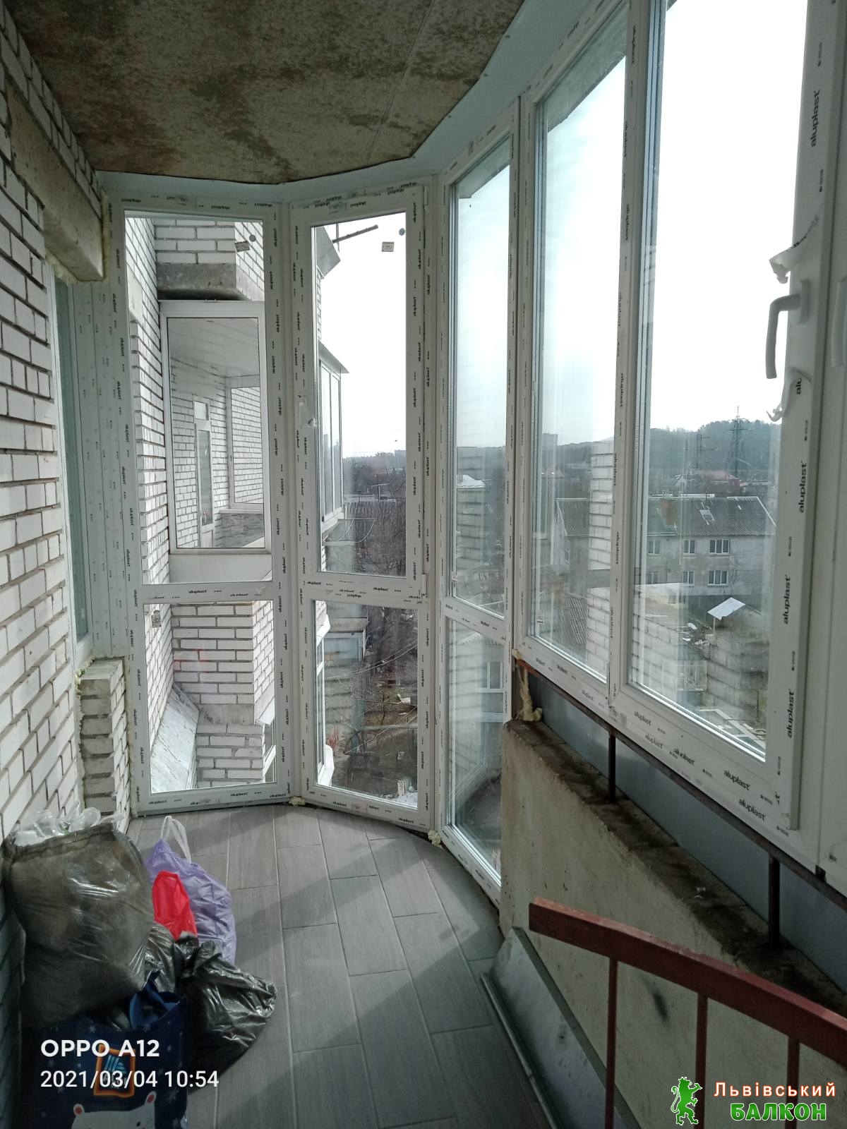 Г-подібний балкон скління