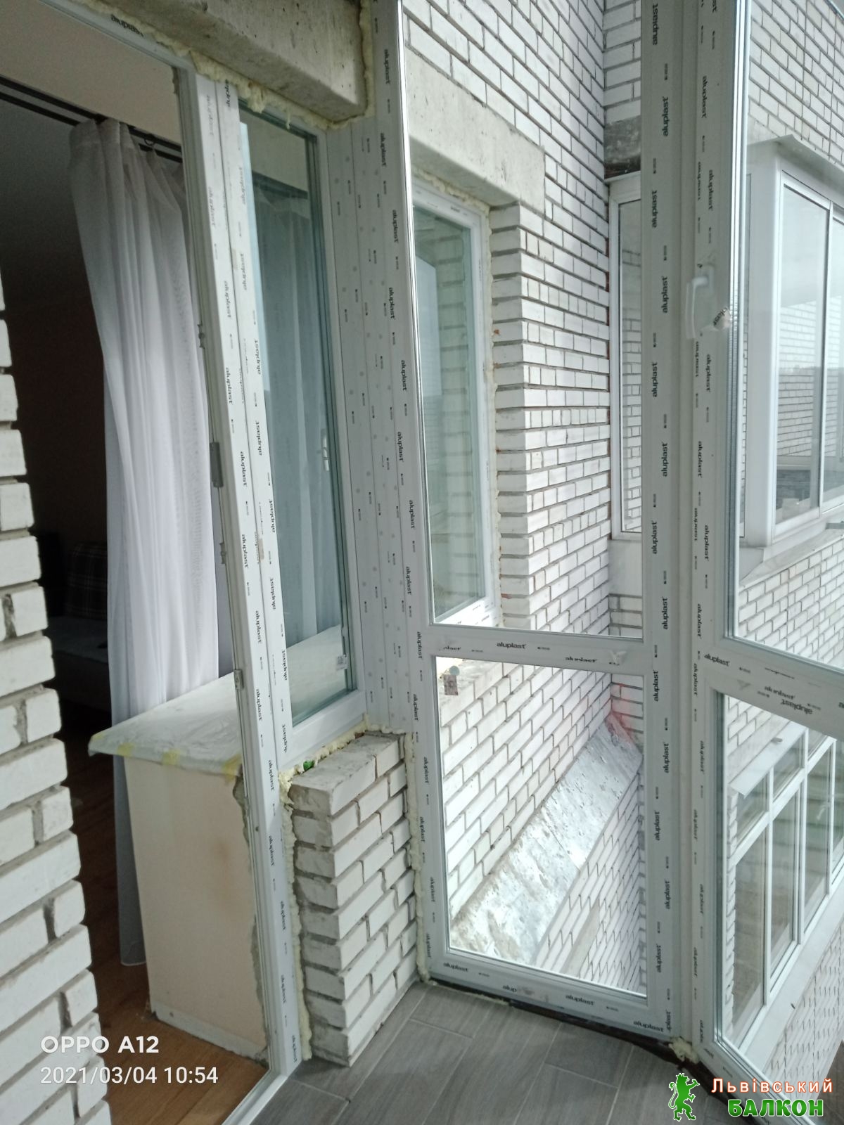Г-подібний балкон скління