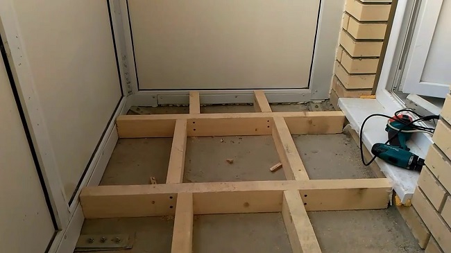 Вирівнювання підлоги лагами та наливна підлога на балконі
